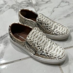 Report Snake Print shoes 6.5